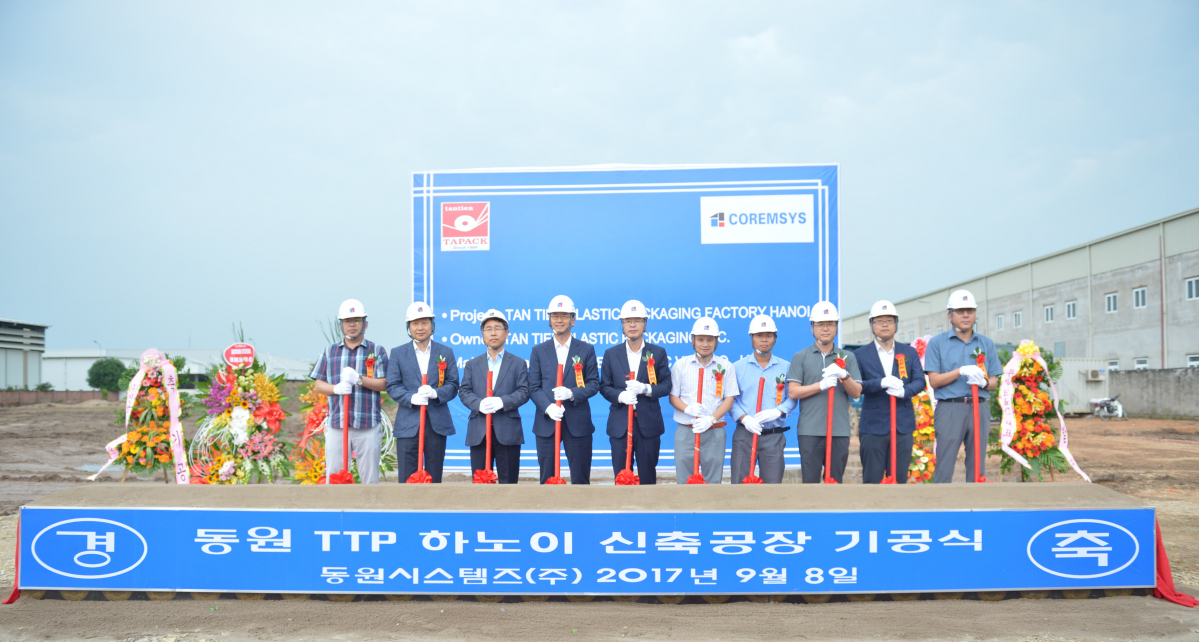 ▲동원시스템즈는 8일 베트남에서 신축공장 착공식을 가졌다. 착공식에는 동원시스템즈 조점근 사장(왼쪽에서 네번째) 등이 참석했다.