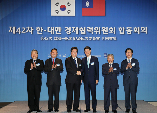 ▲사진 왼쪽부터 스딩 주한대만대표, 양쯔파오 대만 문화부 차관, 창숴항 대만-한 경제협력위원회 위원장, 박근태 한-대만 경제협력위원회 위원장, 권태신 전경련 부회장, 박진규 산업부 무역정책관(사진제공=전국경제인연합회 )