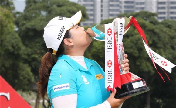 ▲3월 싱가포르 센토사 골프장에서 열린 ‘HSBC Women's Champions’에서 우승한 박인비가 우승 트로피에 입을 맞추고 있다.(사진제공=KLPGA)