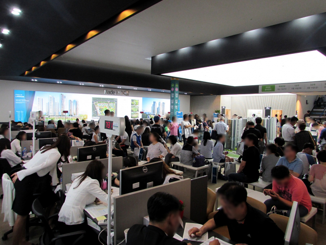 ▲정부의 계속되는 부동산 시장 규제에도 실수요자들이 찾으며 지난 8일 서울과 수도권에서 문을 연 견본주택들은 북새통을 이뤘다. 사진은 다산자이 아이비플레이스 견본주택을 찾은 방문객들이 내부를 둘러보며 상담을 기다리는 모습(사진=GS건설)