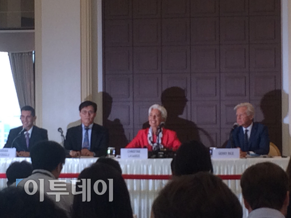 ▲크리스틴 라가르드(왼쪽에서 세번째) 국제통화기금(IMF) 총재가 11일 서울 중구 프레스센터에서 기자회견을 하고 있는 모습.