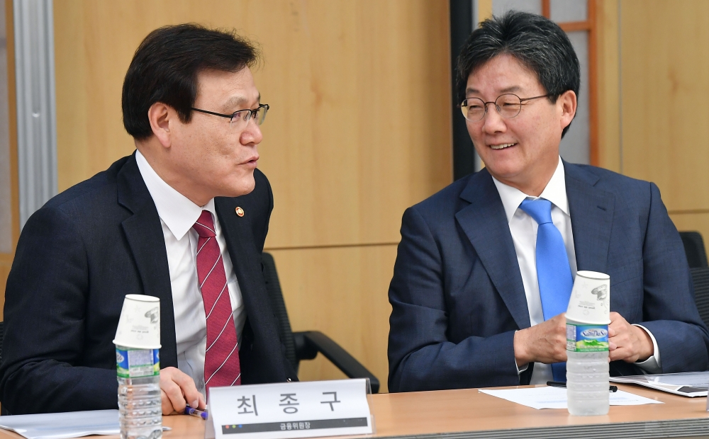 ▲최종구 금융위원장(왼쪽)과 바른정당 유승민 의원이 28일 서울 여의도 국회에서 열린 '국회와 함께하는 사회적금융(임팩트금융) 포럼' 발족식에서 대화하고 있다. 이동근 기자 foto@(이투데이DB)