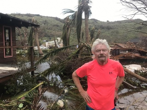 ▲리처드 브랜슨 버진그룹 회장이 허리케인 어마가 휩쓸고 간 네커 섬 저택에 서 있다. (출처=리처드브랜슨 트위터)