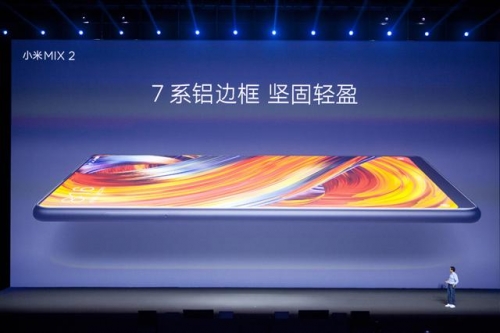 ▲샤오미의 레이쥔 CEO가 11일(현지시간) 중국 베이징에서 열린 행사에서 새 스마트폰 ‘미 믹스2’를 소개하고 있다. 블룸버그  