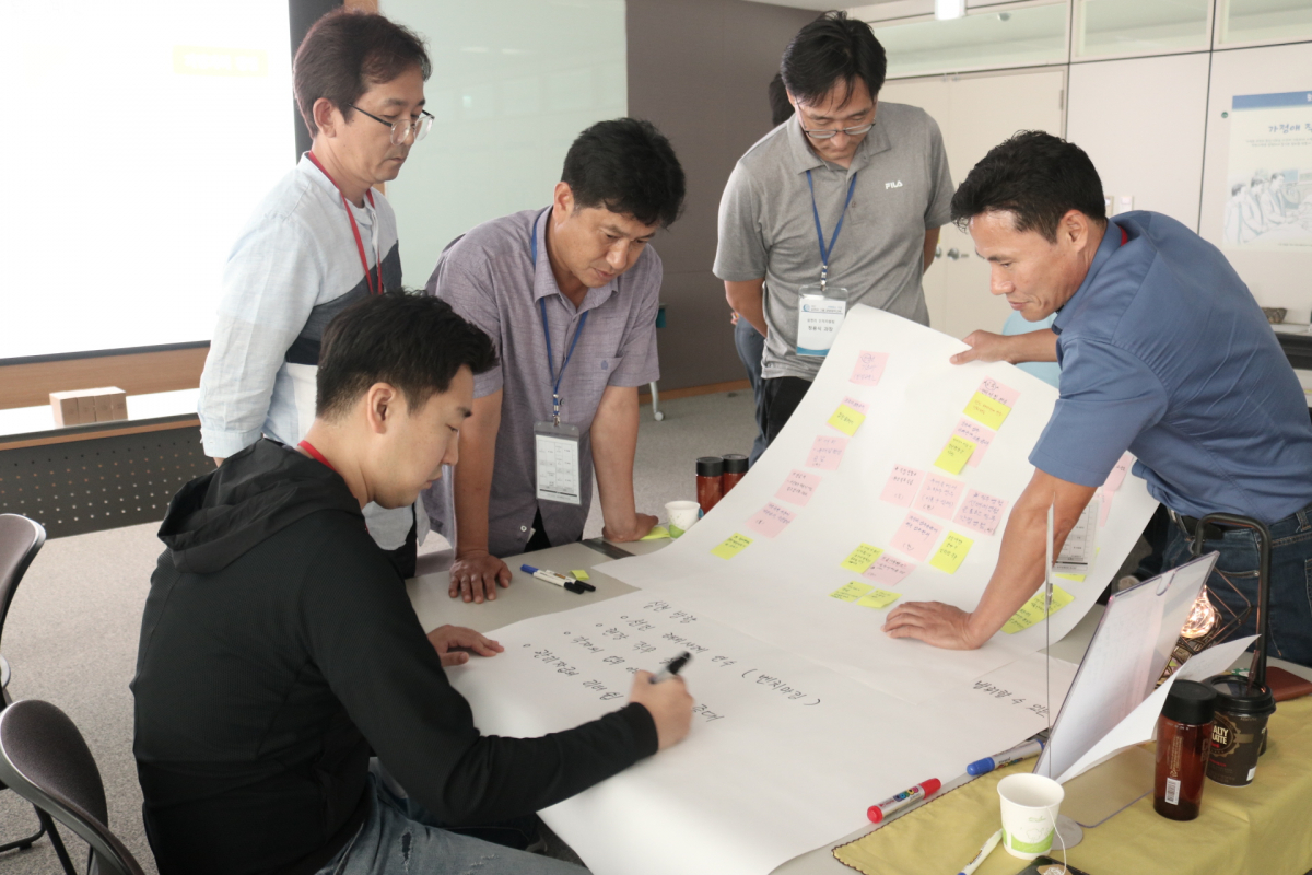 ▲직업의 길 경영철학 관련하여 다양한 실행 아이디어를 의논하는 직원들(사진제공=삼천리)