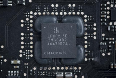 ▲애플의 맥북 프로 내부에 래티스반도체의 제품이 보이고 있다. 블룸버그 