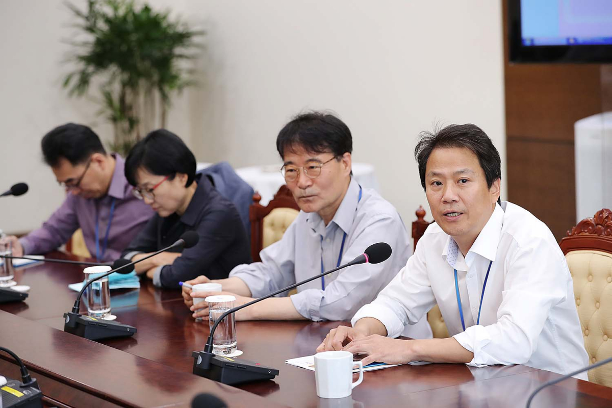 ▲청와대는 14일 오전 10시 여민1관에서 임종석 비서실장 주재 수석비서관·보좌관회의를 열고 ‘하반기 정책 운영방안’에 대해 논의했다.(사진제공=청와대)