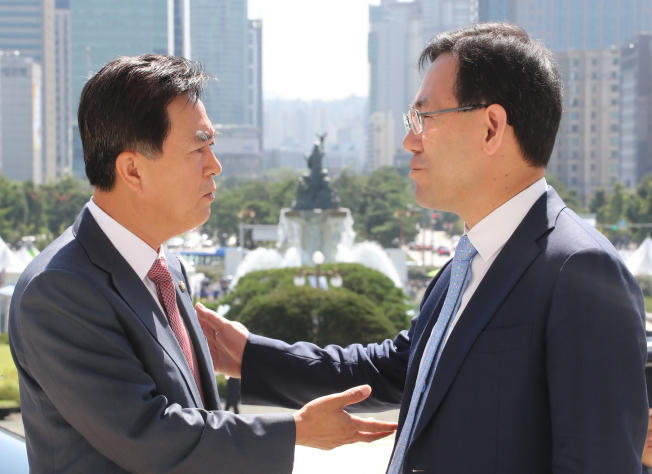 ▲바른정당 주호영 원내대표(오른쪽)와 자유한국당 김태흠 최고위원이 14일 국회 본관 앞에서 우연히 만나 대화하고 있다. 2017.9.14(연합뉴스)