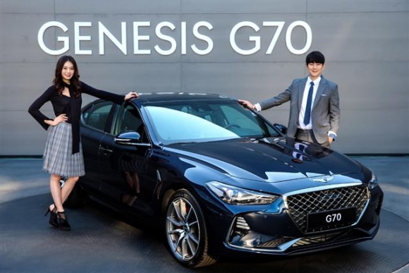 ▲현대자동차그룹은 15일 경기도 화성시 남양연구소 내 디자인센터에서 제네시스 ‘G70’ 출시 행사를 진행했다. 모델들이  제네시스 ‘G70’를 선보이고 있다. 사진제공 현대자동차그룹