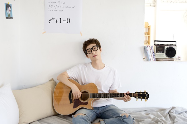 ▲싱어송라이터 오늘의 라디오(사진=유어썸머)