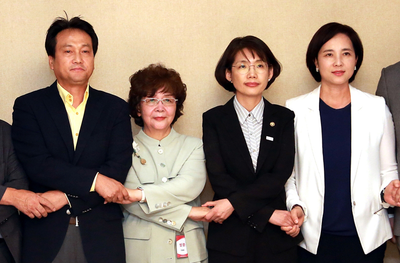 ▲박춘란(오른쪽 두번째) 교육부 차관과 최정혜(왼쪽 두번째) 한국유치원총연합회 이사장이 15일 오후 서울 종로구 정부서울청사에서 열린 간담회에서 사립유치원 집단휴업 철회에 합의한 후 손을 맞잡고 있다.(사진제공=교육부)