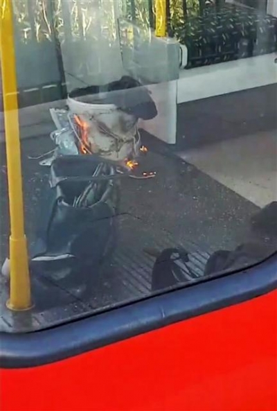 ▲15일(현지시간) 영국 런던 지하철에서 사제폭발물을 이용한 폭탄 테러가 발생했다. (AP/연합뉴스)