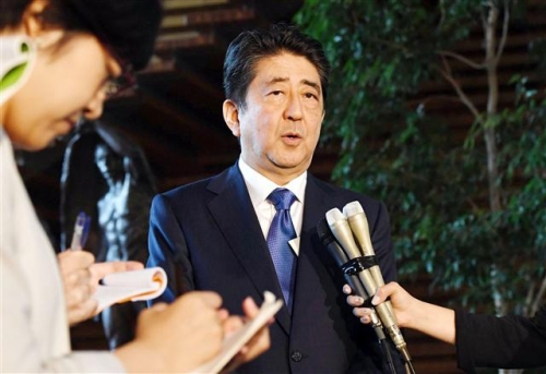 ▲아베 신조 일본 총리가 15일(현지시간) 도쿄 총리관저에서 기자회견을 하고 있다. 도쿄/AP뉴시스