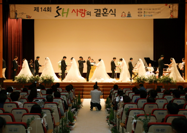 ▲SH공사는 지난 13일 오후 서울 강남구 본사 대강당에서 저소득, 다문화, 새터민 등 7쌍의 부부를 위한 늦깎이 결혼식인 '사랑의 결혼식'을 열었다. (사진=SH공사)