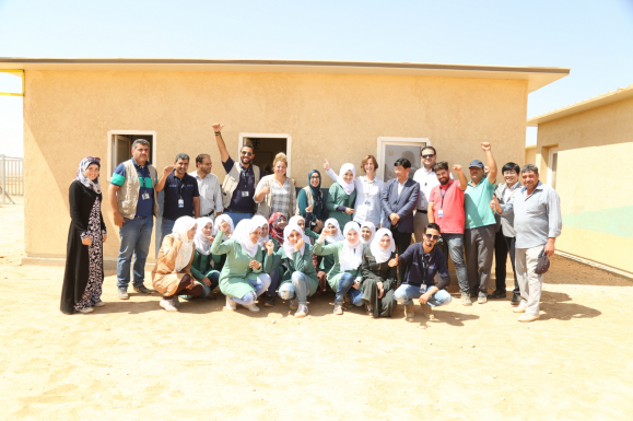 ▲삼성전자가 17일(현지시간) 요르단에 위치한 자타리(Zaatari) 난민캠프에 시리아 난민 어린이를 위한    '스마트 스쿨'을 개소하면서, 시리아 난민 어린이들과 유니세프(UNICEF) 산하 NGO인 릴리프    인터내셔날(The Relief International)과 자타리 캠프 관계자, 삼성전자 레반트 법인 관계자 등이 기념촬영을 하고 있다.(사진제공=삼성전자)