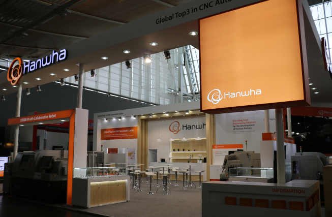 ▲㈜한화는 이달 18일부터 23일까지 독일 하노버에서 개최되는 유럽 최대공작기계 전시회인 ‘EMO(Exposition Mondiale de la Machine Outil) 하노버 2017 공작기계 전시회’에 참가하여 협동로봇 및 자동화시스템 접목한 신규기종 등 자동선반 제품 5기종을 선보인다.(사진제공=㈜한화)
