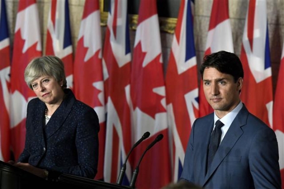 ▲테리사 메이(왼쪽) 영국 총리와 쥐스탱 트뤼도 캐나다 총리가 18일(현지시간) 오타와에서 양자회담 후 공동 기자회견에서 취재진의 질문을 듣고 있다. 사진=AP뉴시스