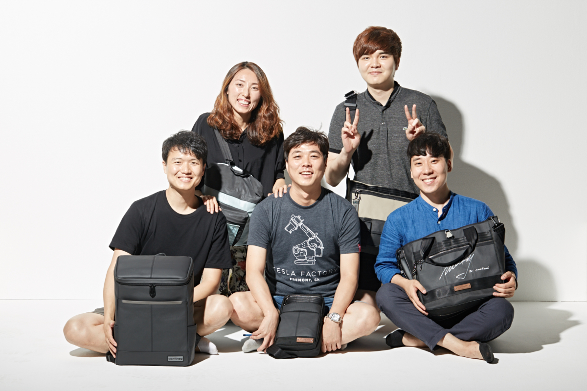 ▲모어댄 최이현 대표(가운데)와 직원들(사진제공=SK이노베이션)