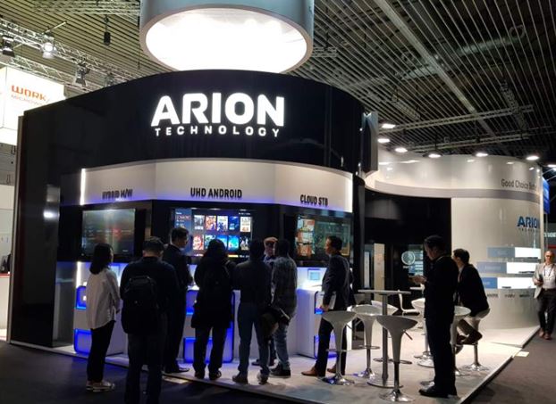 ▲아리온은 유럽 최대의 방송장비 전시회 'IBC 2017'에 참가해 기존 셋톱박스 디자인에서 벗어나 다양하고 세련된 디자인의 셋톱박스 제품을 공개 했다고 19일 밝혔다.사진은 아리온의 전시 부스.(사진 = 아리온 제공)
