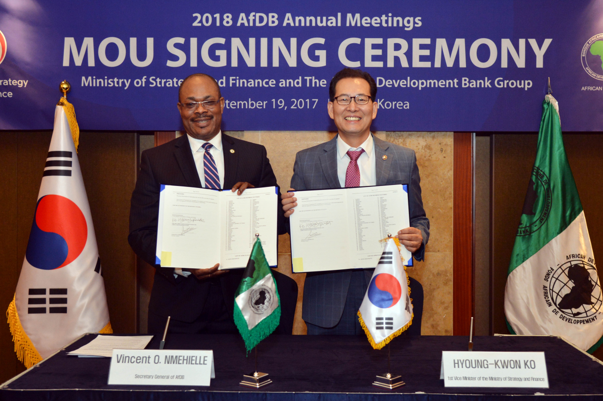 ▲고형권 기재부 1차관(오른쪽)과 빈센트 느메힐레 아프리카개발은행 사무총장이 19일 서울 소공동 롯데호텔에서 AfDB 연차총회 준비 양해각서에 서명한 뒤 기념사진을 찍고 있다.(기획재정부)