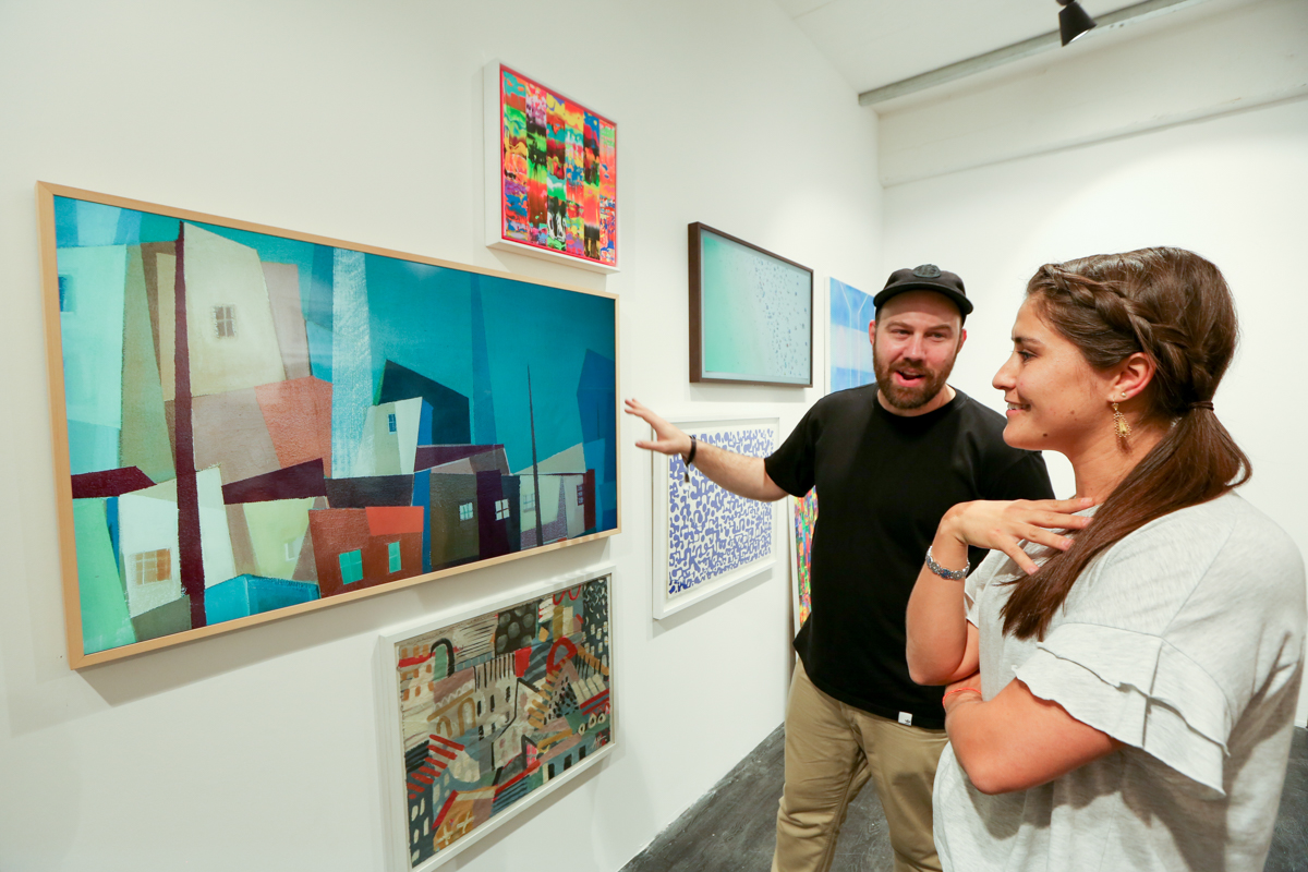 ▲관람객들이 '삼성 더 프레임 X 사치 아트' 갤러리에서 더 프레임을 통해 사치 아트 작품인 작가 알리시아 사비오(Alicia Savio)의 '이탈리아(Italy)'를 감상하며 실제 그림 같은 표현력에 감탄하고 있다.(사진제공=삼성전자)