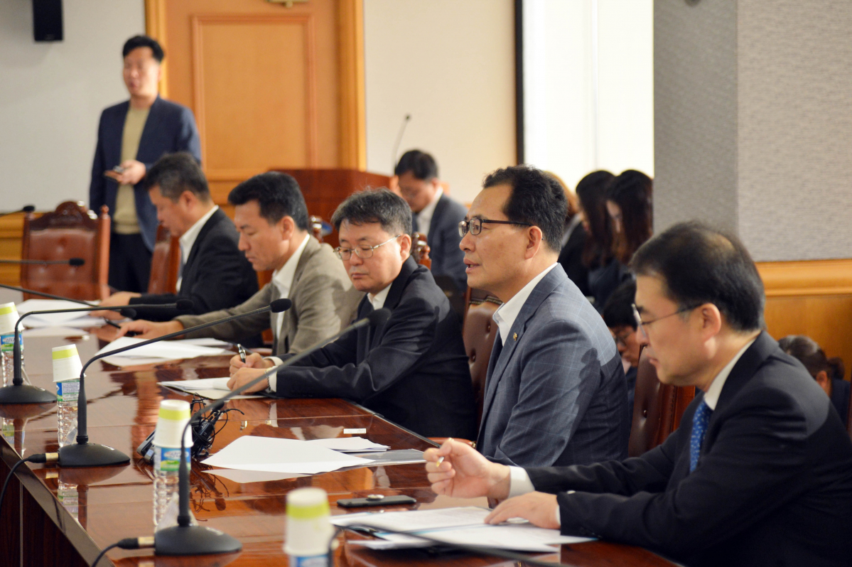 ▲21일 서울 은행회관에서 고형권 기재부 1차관(오른쪽 두 번째) 주재로 53차 거시경제금융회의가 열리고 있다.(기획재정부)