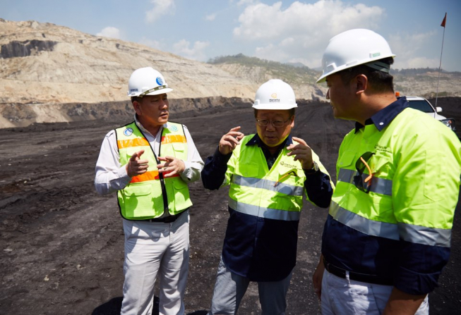 ▲㈜한화 최양수 대표이사가 이달 17~21일 인도네시아 동부 칼리만탄을 찾아 현지 마이닝 사업 현황을 확인했다. 최 대표(가운데)가 키데코 이종범 부사장(왼쪽)과 박윤석 ㈜한화 인도네시아 법인장(오른쪽)과 함께 마이닝서비스 현장을 살펴보고 있다.(사진제공=㈜한화)