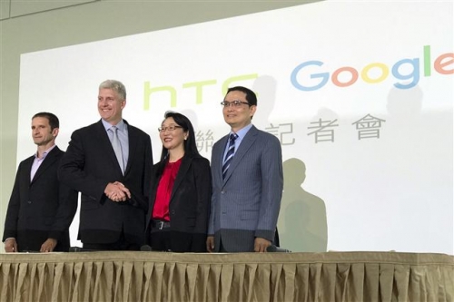 ▲릭 오스텔로 구글 하드웨어 사업부 수석 부사장(왼쪽에서 두번째)와 왕쉐홍 HTC 회장(왼쪽에서 세번째)가 대만 신베이시에서 열린 기자회견에서 악수를 하고 있다. 이날 구글은 11억 달러에 HTC 사업부 일부를 인수하기로 했다. 사진=AP뉴시스 