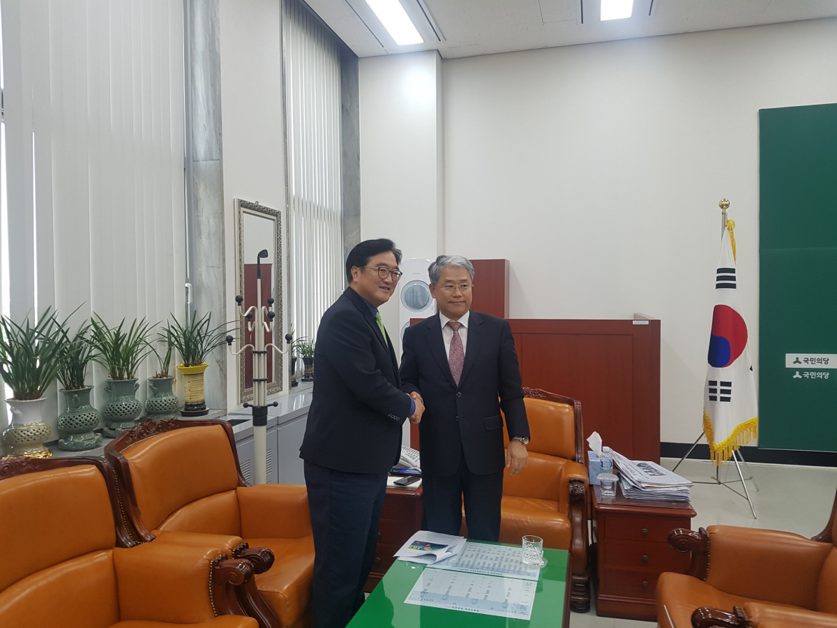 ▲우원식 더불어민주당 원내대표와 김동철 국민의당 원내대표가 21일 김명수 대법원장 후보자 임명동의안 가결 직후 만나 악수를 나누고 있다.(조보경 기자 jojo@)