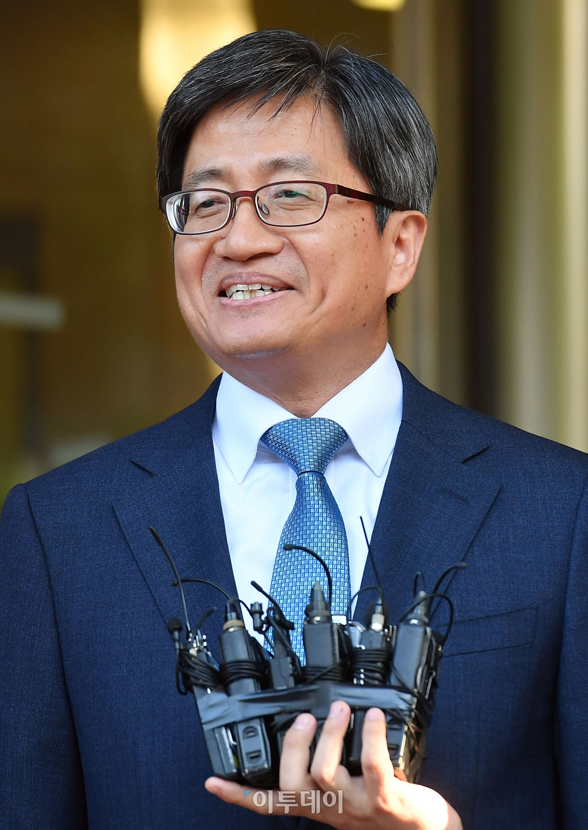 ▲국회 임명동의안이 통과된 김명수 대법원장 후보자가 21일 서울 서초구 사법발전재단에 마련된 청문회 준비 사무실을 나서며 소감을 밝히고 있다. 이동근 기자 foto@