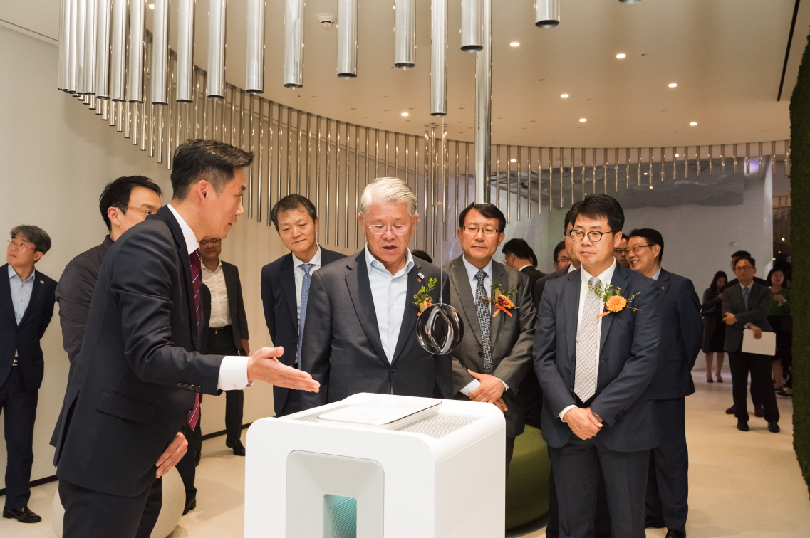 ▲‘매지컬 워크’에 참석한 최신원 SK네트웍스 회장(가운데)이 SK매직의 공기청정기를 둘러보고 있다(사진제공=SK매직)