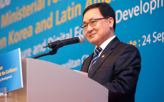 ▲과학기술정보통신부와 미주개발은행(IDB)이 24일 오전 부산광역시 해운대구 누리마루에서 '제3차 한-중남미 정보통신기술(ICT) 장관포럼' 을 개최했다. 이날 유영민 과학기술정보통신부 장관이 개회사를 하고 있다. (사진제공=과기정통부)