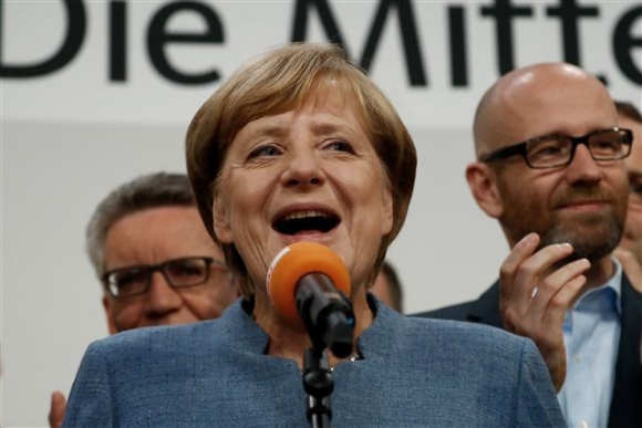 ▲앙겔라 메르켈 독일 총리가 24일(현지시간) 치러진 총선에서 4선 연임이 확실시되자 베를린 당 본부에서 승리 연설을 하며 함박웃음을 짓고 있다. 베를린/AFP연합뉴스