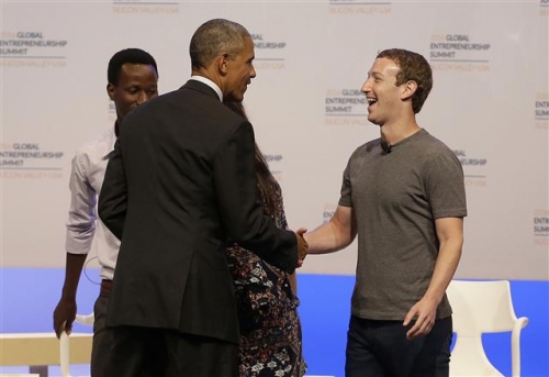 ▲버락 오바마 전 대통령(왼쪽)과 마크 저커버그 페이스북 최고경영자(CEO)가 지난해 6월 캘리포니아 글로벌 기업관련 행사에서 만나 악수하고 있는 모습. 사진=AP뉴시스 