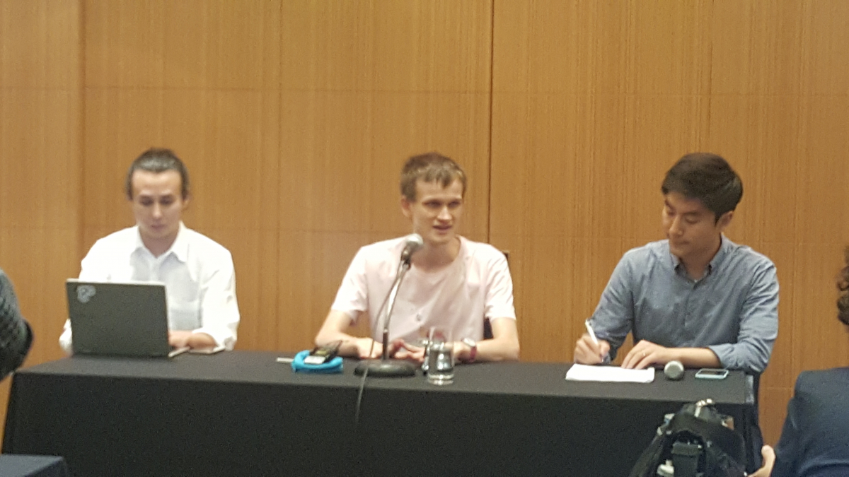 ▲'이더리움 창시자' 비탈릭 부테린이 25일 서울 이더리움 밋업 행사 전 기자간담회에서 질문에 답하고 있다.(김우람 기자 hura@)