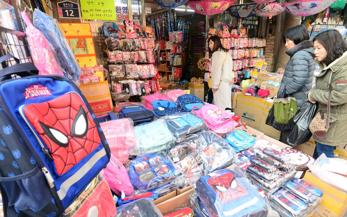 ▲서울 종로구 창신동문구완구시장에서 시민들이 학용품을 고르고 있다. 이동근 기자 foto@