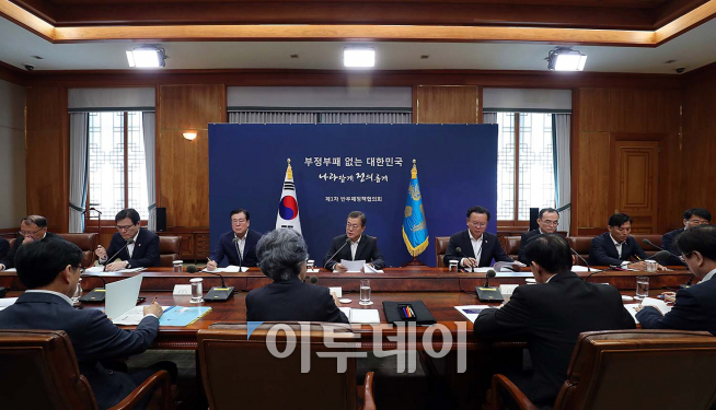 ▲문재인 대통령은 26일 오전 청와대에서 첫 ‘반부패정책협의회’를 주재하고 부패방지 관련기관장들과 국가차원의 부패방지정책 방향과 부패 현안들에 대한 대책을 협의했다.(사진제공=청와대)