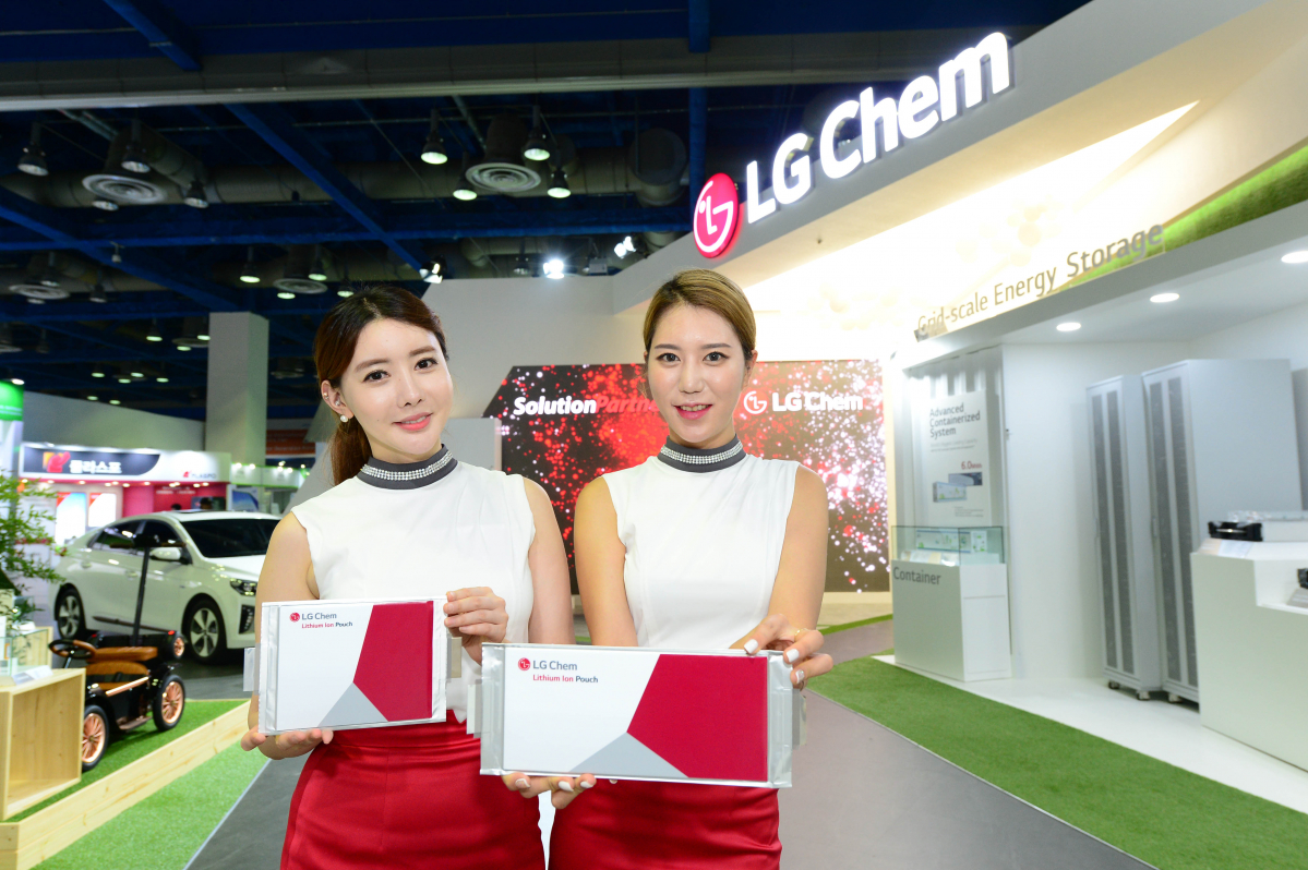 ▲27일 인터배터리 2017에 참가한 LG화학 부스에서 전시도우미들이 자동차 배터리를 소개하고 있다. (사진제공=LG화학)