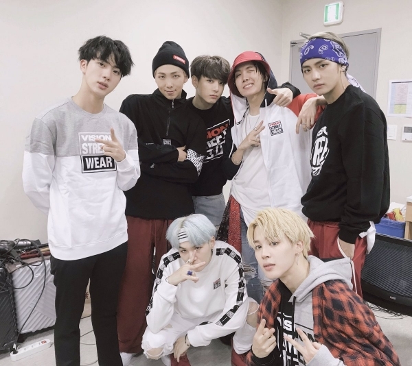 ▲그룹 방탄소년단과 스티브아오키(사진=방탄소년단 SNS)