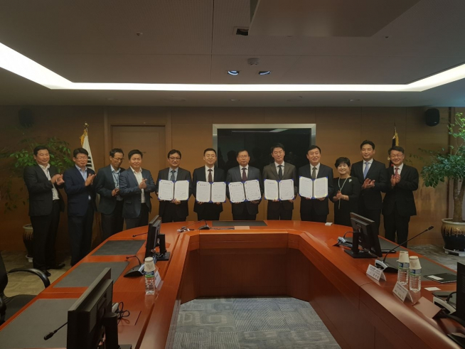 ▲암니스가 중국 신라지발전유한공사, 중헝전기와 발전소 관련기술사업화 관련 업무협약(MOU)를 체결한 뒤 기념촬영을 하고 있다.(사진 = 암니스)