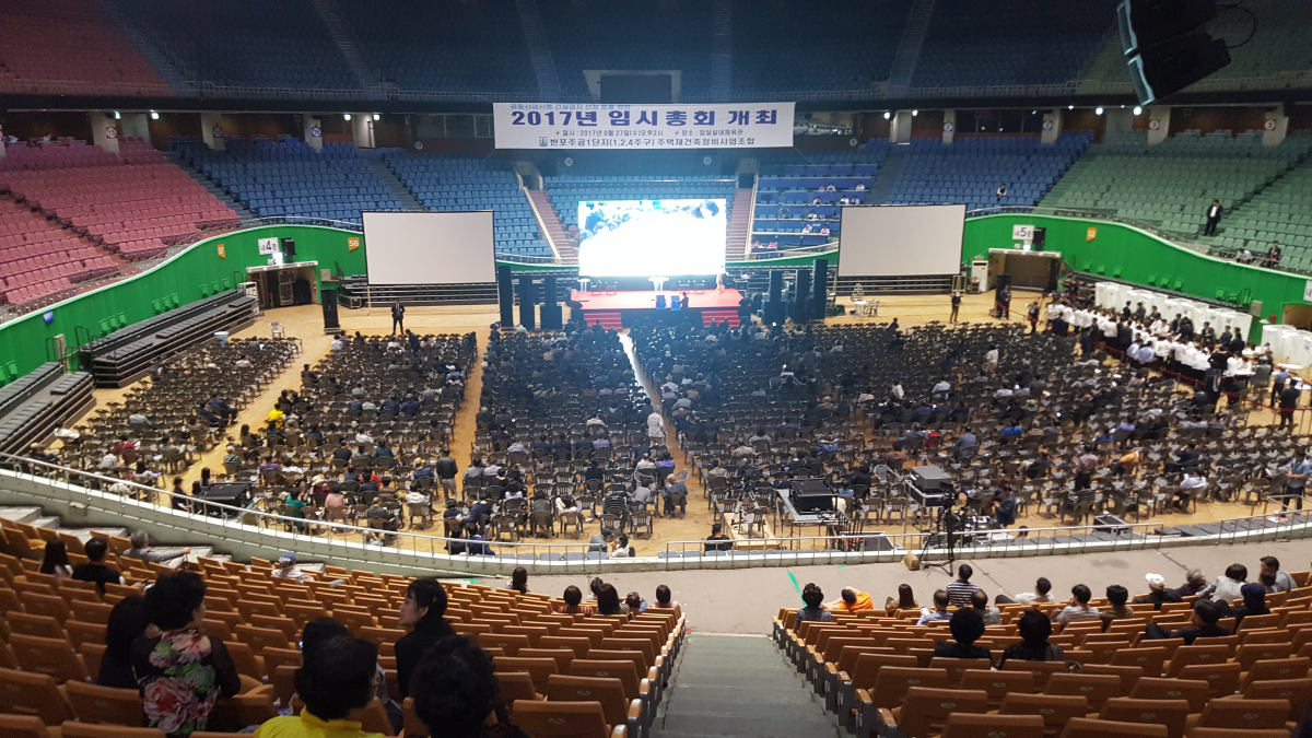 ▲27일 잠실 실내체육관에서 열린 반포주공1단지 1·2·4주구 2017 임시총회에서 조합원과 관계자들이 시공사 선정 발표를 기다리고 있다.(김정웅 기자 cogito@)