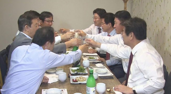 ▲자유한국당 이철우 의원과 바른정당 김영우 의원 등 양당 중진 의원들이 27일 오후 서울 여의도의 한 식당에서 만찬회동을 하고 있다.   양당 3선 의원들은 이날 모임에서 보수우파 통합추진위원회'를 만들기로 했다. 2017.9.27 [연합뉴스TV 캡처=연합뉴스]