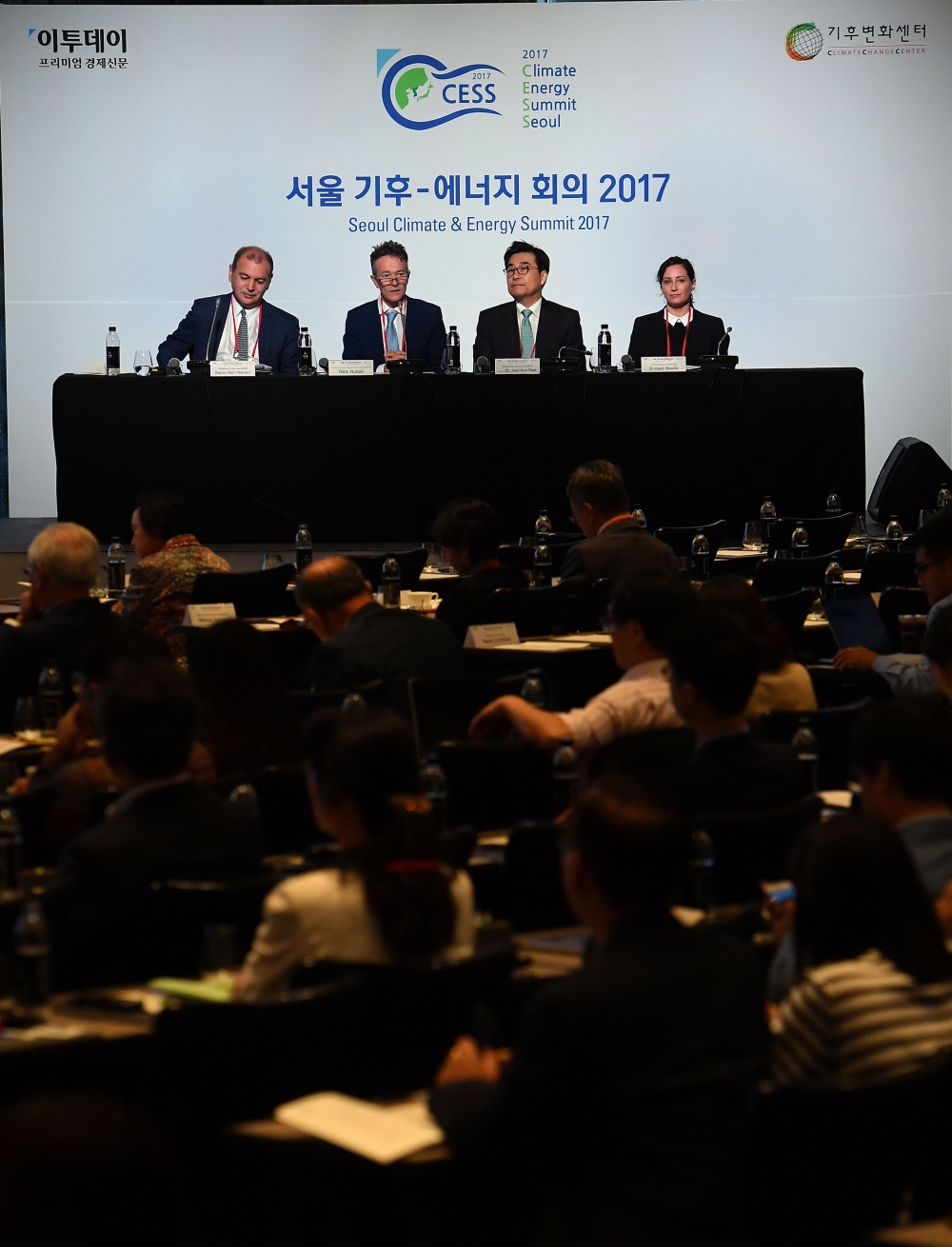 ▲닉 너톨 유엔기후변화협약 대변인이 28일 서울 종로구 포시즌스호텔에서 열린 서울 기후-에너지 회의 2017에서 '새로운 기후경제시대의 위험성과 기회'를 주제로 발표하고 있다. 이동근 기자 foto@(이투데이DB)