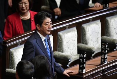 ▲아베 신조 일본 총리가 22일(현지시간) 국회에 굳은 표정으로 서 있다. (도쿄/EPA연합뉴스)