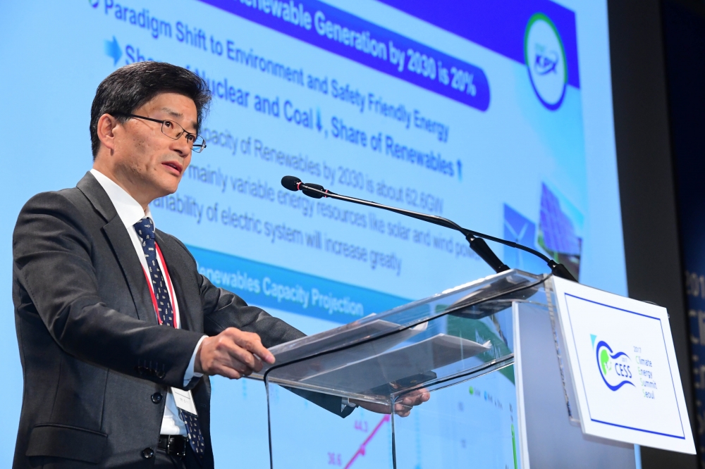 ▲유상희 전력거래소 이사장이 28일 서울 종로구 포시즌스호텔에서 열린 서울 기후-에너지회의 2017에서 초청연설을 하고 있다. 고이란 기자 photoeran@(이투데이DB)