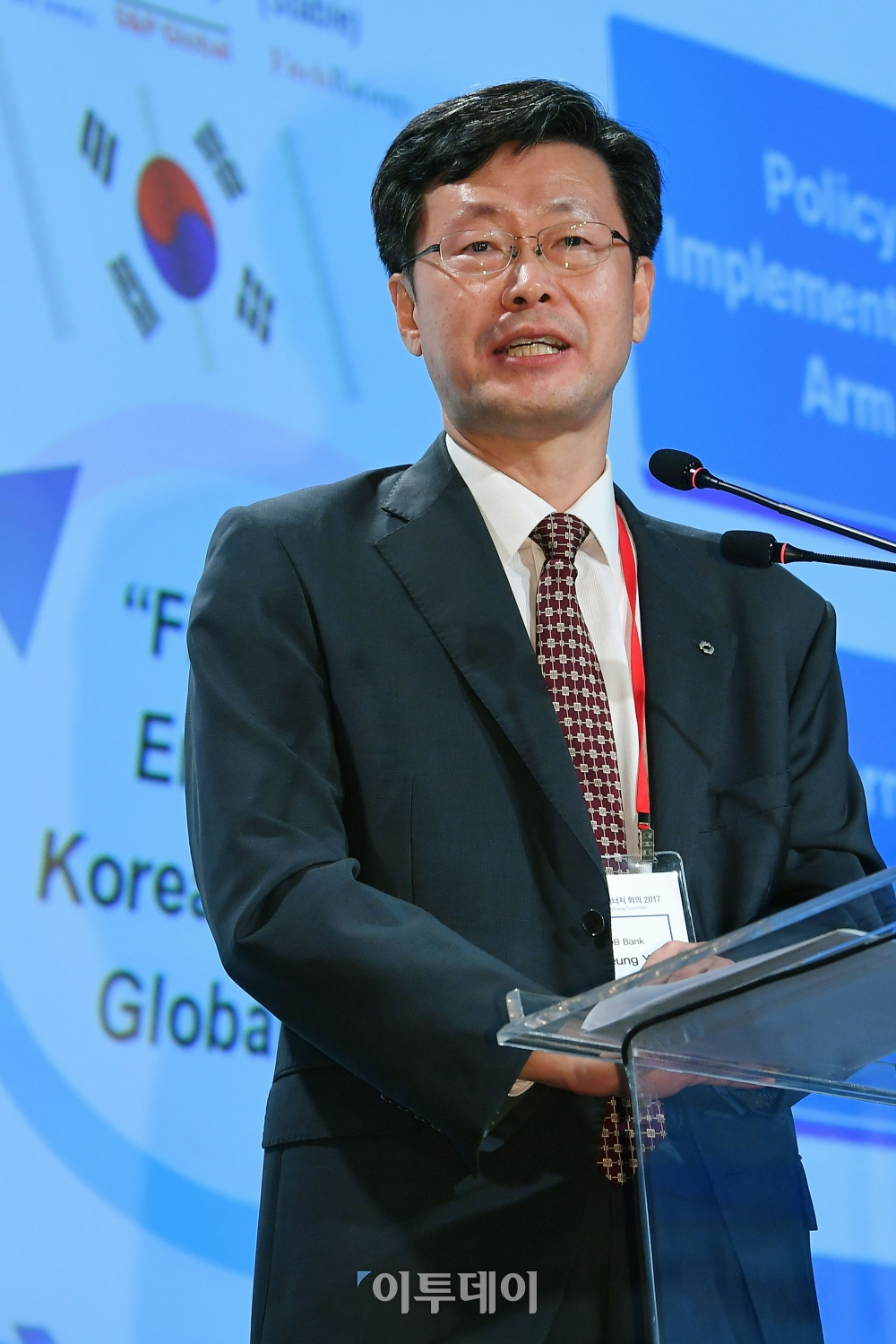 ▲양복승 산업은행 자금부장이 28일 서울 종로구 포시즌스호텔에서 열린 서울 기후-에너지 회의 2017에서 '기후금융'을 주제로 발표하고 있다. 이동근 기자 foto@(이투데이DB)