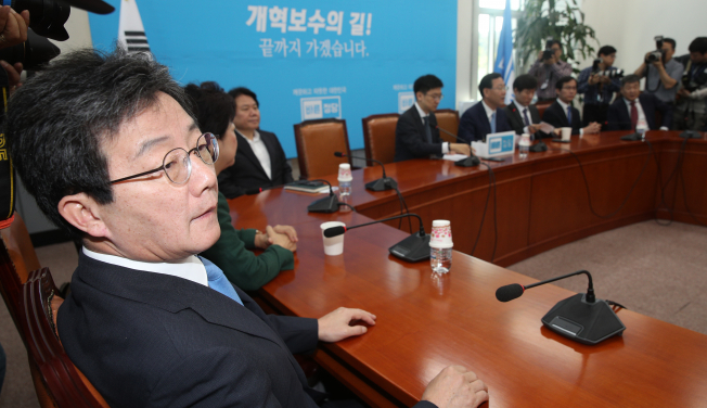 ▲바른정당 유승민 의원이 29일 오전 국회에서 열린 의원총회에 참석해 주호영 원내대표의 발언을 듣고 있다. 2017.9.29(연합뉴스)