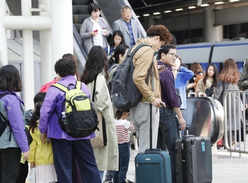 ▲추석 연휴가 시작된 30일 오전 서울역에서 시민들이 고향으로 가는 열차를 기다리고 있다. (연합뉴스)