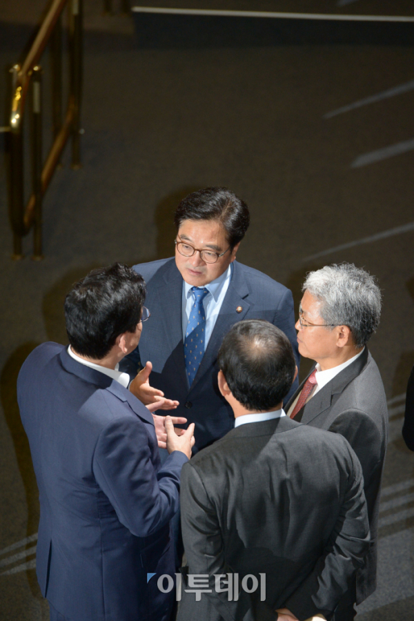 ▲자유한국당 정우택, 더불어민주당 우원식, 국민의당 김동철, 바른정당 주호영 원내대표(왼쪽부터 시계방향으로)가 1일 서울 여의도 국회 본회의장에서 열린 제354회 정기국회 개회식에서 대화하고 있다. 이동근 기자 foto@ 