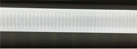▲사용하던 형광등기구에 LED 등을 부착했다  LED소자가 보인다(조왕래 동년기자)